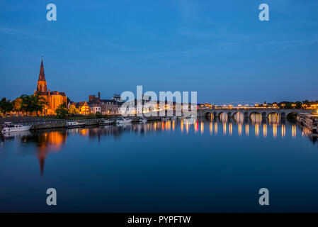 Blick auf die Sint Servatius Brücke und den Fluss Maas in der Innenstadt von Maastricht, Niederlande Stockfoto