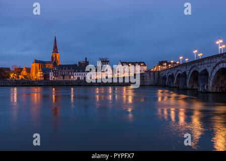 Blick auf die Sint Servatius Brücke und den Fluss Maas in der Innenstadt von Maastricht, Niederlande Stockfoto