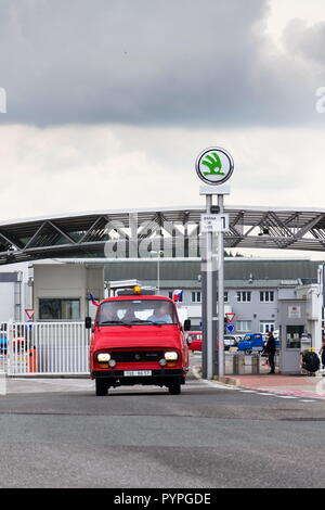 Vrchlabí, TSCHECHISCHE REPUBLIK - 25. AUGUST 2018: Oldtimer Skoda 1203 oldsmobile Veteranen verlassen Vrchlabi Skoda Werk am 25. August 2018 in Vrchlabi Stockfoto