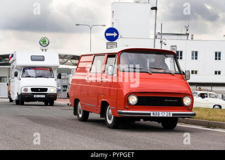 Vrchlabí, TSCHECHISCHE REPUBLIK - 25. AUGUST 2018: Oldtimer Skoda 1203 oldsmobile Veteranen verlassen Vrchlabi Skoda Werk am 25. August 2018 in Vrchlabi Stockfoto