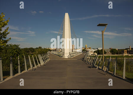 DES MOINES, IOWA - September 10, 2018: Des Moines Skyline von der Iowa Frauen der Brücke in Des Moines Stockfoto