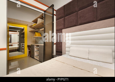 Blick vom Schlafzimmer Kleiderschrank Stockfoto