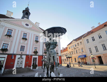 Die Kissing Studenten "Skulptur und Brunnen, Rathausplatz (Raekoja plats), Tartu, Estland Stockfoto