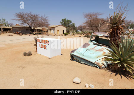 Solitaire Namibia rostenden Autos in der Wüste außerhalb das Solitaire Lodge, ein Motel für Touristen in der Nähe von Sossusvlei, Namibia Afrika Stockfoto