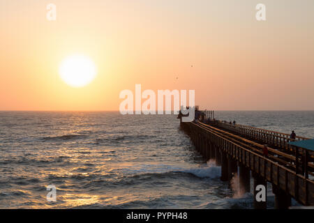 Namibia Sonnenuntergang - der Steg bei Sonnenuntergang, auf der atlantischen Küste in Swakopmund Namibia Afrika Stockfoto