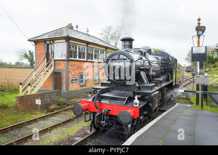 Eine Dampflokomotive aus den 1950er Jahren, die auf dem East Somerset Erbe Bahnstrecke bei Cranmore station in Somerset England Großbritannien Stockfoto