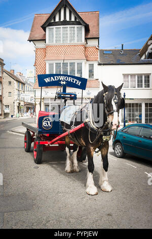 MAX. Eine schwere Shire horse geduldig warten, während die Brauerei Fässer real ale zu Kunden in Devizes Wiltshire England UK liefern Stockfoto