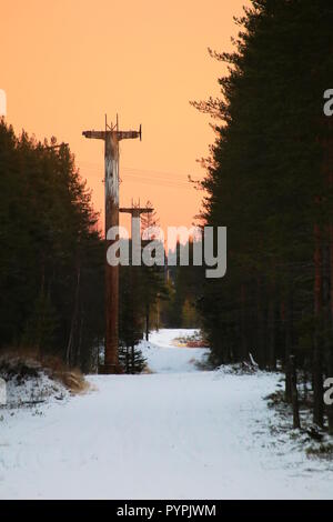 Aus damit konkrete Säulen der Norsjo Seilbahn in Ortrask in Schweden. Stockfoto