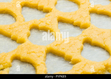 Hintergrund aus rohen Teig für Weihnachtsplätzchen für Kinder, Lebkuchen in Form von Ball, Tannenbaum close-up. Neues Jahr behandeln. Hausgemachte baker Stockfoto