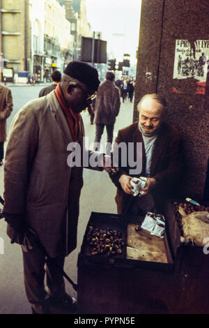 Geröstete Kastanien Verkäufer, London in den 1960er Jahren Colin Maher/Simon Webster Stockfoto