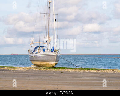 Segelboot getrocknet, und bei Ebbe von Wattenmeer auf der Strand von Naturschutzgebiet Boschplaat auf friesischen Insel Terschelling, Niederlande Stockfoto