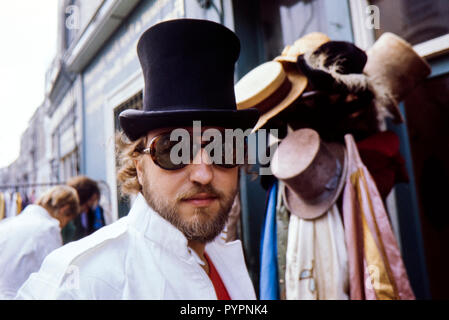 Hippie Mann mit einem Hut vor einem hutgeschäft in der Portabello Road, London während der späten 1960er Jahre Colin Maher/Simon Webster Stockfoto