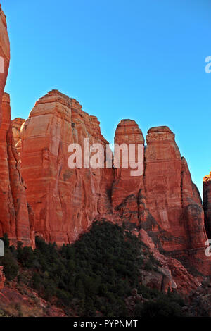 Auf dem Gipfel des Cathedral Rock Trail, 4,967 Meter, mit rotem Rock pinnacles Stockfoto