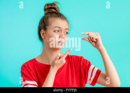 Emotionale Frau berühren unsichtbar kleine Sache Stockfoto