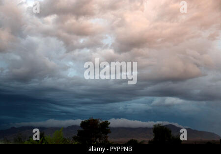 Desert Storm clouds Rolling in Multi Color Wellen und Ebenen in Arizona Stockfoto