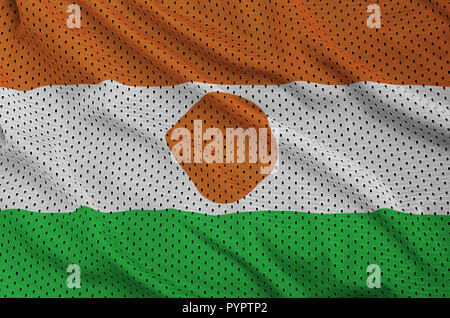 Niger Flagge auf Polyester nylon Sportswear Netzware mit einige Falten gedruckt Stockfoto