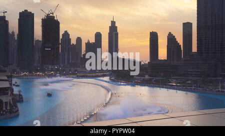 Dubai Fountain ist der weltweit größte choreographiert Brunnen System auf Sonnenuntergang Hintergrund Stockfoto