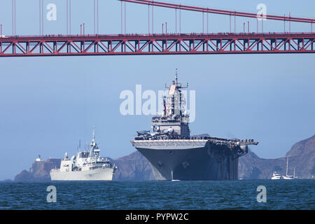 Die Wespe Klasse Amphibisches Schiff USS BONHOMME RICHARD (LHD-6) führt die kanadischen Halifax Klasse Fregatte HMCS Vancouver (FFH 331) in San Franci Stockfoto