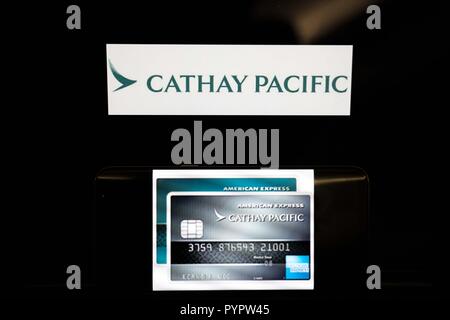 Cathay Pacific Kreditkarte auf einem Smartphone vor dem Hintergrund der Cathay Pacific Logo angezeigt. Die Hong Kong Fluggesellschaft Cathay Pacific hat berichtet, dass es eine wichtige Daten Leck wurde im März 2018 mit Daten von rund 9,4 Millionen Passagiere geschah, war während der Verletzung beeinträchtigt, mit 860.000 Reisepass zahlen, 245.000 Hong Kong Identity Card zahlen, 403 Kreditkartennummern und 27. Die Nummer der Kreditkarte ist abgelaufen, ohne dass CVV zugegriffen wird. Stockfoto