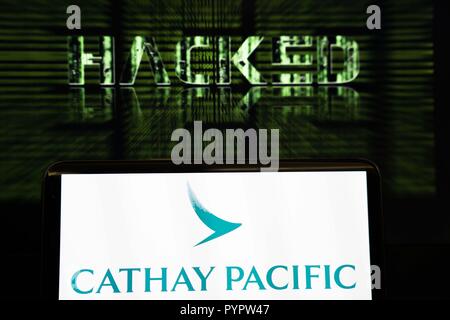 Cathay Pacific Logo auf einem Smartphone vor einem Hintergrund, der liest gehackt. Die Hong Kong Fluggesellschaft Cathay Pacific hat berichtet, dass es eine wichtige Daten Leck wurde im März 2018 mit Daten von rund 9,4 Millionen Passagiere geschah, war während der Verletzung beeinträchtigt, mit 860.000 Reisepass zahlen, 245.000 Hong Kong Identity Card zahlen, 403 Kreditkartennummern und 27. Die Nummer der Kreditkarte ist abgelaufen, ohne dass CVV zugegriffen wird. Stockfoto