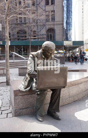 NEW YORK, NEW YORK - April 5, 2018: Der berühmte "Double Check" Skulptur, von John Seward Johnson, ist an einem Frühlingstag im Zuccotti Park gesehen. Stockfoto