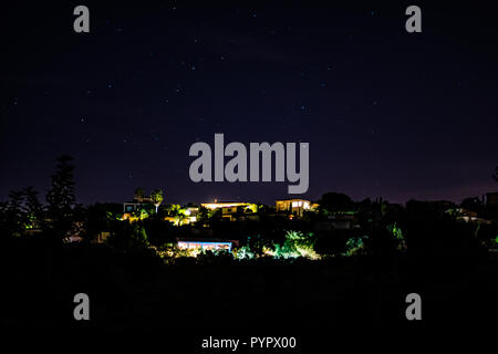 Nightshot von Roquebrune-sur-Argens Dorf mit beleuchteten Häuser und Sterne ein Himmel in Frankreich Stockfoto