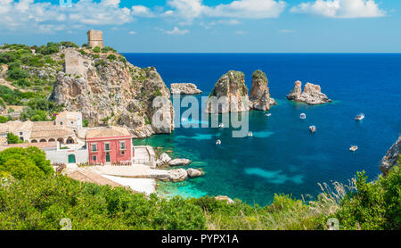 Tolles Panorama auf die Tonnara di Scopello, in der Provinz von Trapani, Sizilien. Stockfoto