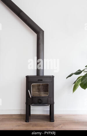 Bügeleisen Kamin wie ein Herd in einem Haus mit Feuer, skandinavischen Interieur modernes Design, weißes Zimmer Stockfoto