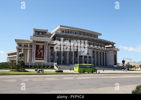 Touristische Bus außerhalb Hamhung Grand Theatre in Nordkorea Stockfoto