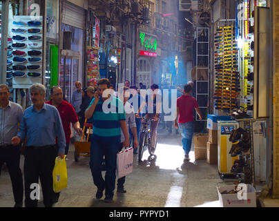 Teheran, Iran - 22. MAI 2107: die Menschen in Teheran Grand Bazaar. Der Große Basar ist ein alter historischer Markt in Teheran. Stockfoto