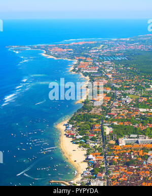 Luftaufnahme der Insel Bali von einem Flugzeug. Indonesien Stockfoto