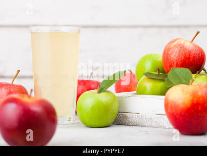 Glas frischen Bio Apfelsaft mit rote und grüne Äpfel in Box auf Holz- Hintergrund. Platz für Text Stockfoto