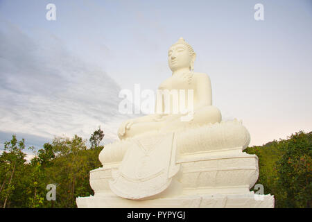 Weißer Marmor statue des Sitzenden Buddha, Pai, Thailand Stockfoto