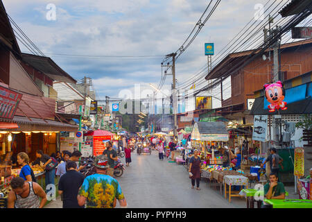 PAI, THAILAND - 3. Januar 2017: Menschen zu Fuß auf Pai Nachtmarkt in der Dämmerung. Pai ist die berühmte Touristenattraktion in Thailand Stockfoto