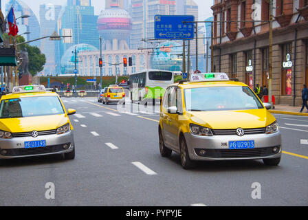 Gelbe Taxis auf der Straße der Stadt Shanghai, China Stockfoto