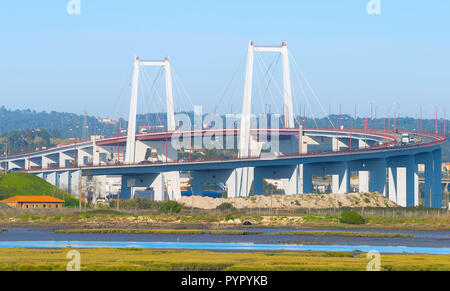 Straße Überführung über den Fluss Mondego in Portugal Stockfoto