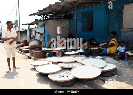 Attiéké Produktion in Blockhauss, Abidjan, Cote d'Ivoire Stockfoto