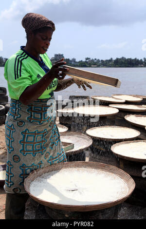 Attiéké Produktion in Blockhauss, Abidjan, Cote d'Ivoire Stockfoto