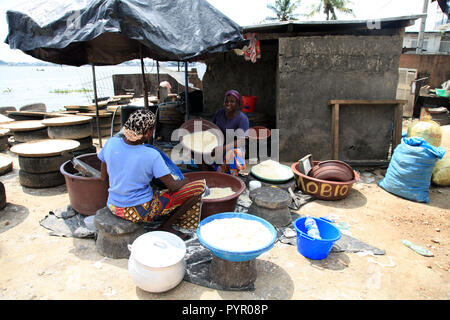 Attiéké Produktion in Blockhauss, Abidjan, Cote d'Ivoire Stockfoto