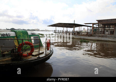 SOTRA (Wasserbus) an Blockauss, Abidjan, Cote d'Ivoire Stockfoto