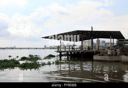 SOTRA (Wasserbus) an Blockauss, Abidjan, Cote d'Ivoire Stockfoto