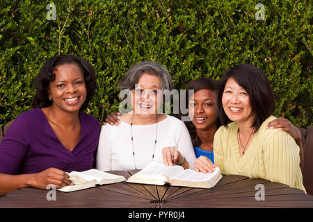 Vielfältige Gruppe von Frau in einer kleinen Gruppe. Stockfoto