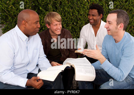 Herren Gruppe Bibelstudium. Multikulturelle Kleingruppe. Stockfoto