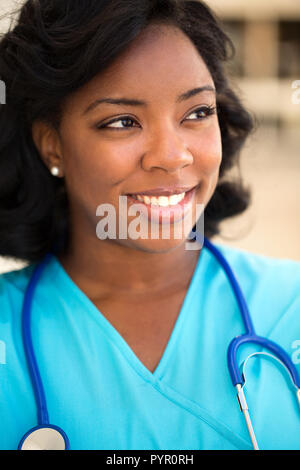 Mitarbeiter. Arzt oder eine Krankenschwester stehen außerhalb des Krankenhauses. Stockfoto