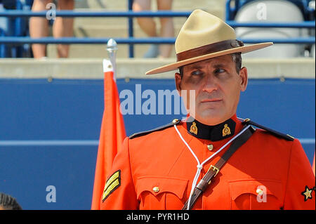 August 12, 2018 - Toronto, Ontario, Kanada: Zwei Royal Canadian Mounted Police Officer wirft mit der Champions Trophy der Rogers Schale bei Aviva Center auf Stockfoto