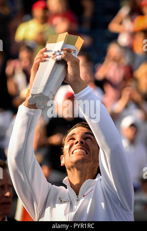 August 12, 2018 - Toronto, Ontario, Kanada: Rafael Nadal (Spanien) mit der Champions Trophy nach seinem Sieg im letzten Spiel gegen Stefanos Tsitsipas Stockfoto