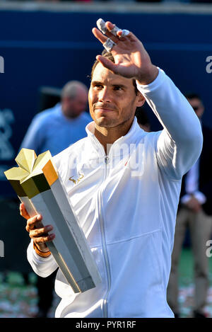 August 12, 2018 - Toronto, Ontario, Kanada: Rafael Nadal (Spanien) mit der Champions Trophy nach seinem Sieg im letzten Spiel gegen Stefanos Tsitsipas Stockfoto