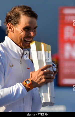 August 12, 2018 - Toronto, Ontario, Kanada: Rafael Nadal (Spanien) mit der Champions Trophy nach seinem Sieg im letzten Spiel gegen Stefanos Tsitsipas Stockfoto