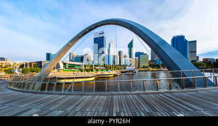 Elizabeth Quay Brücke mit Blick auf Elizabeth Quay und der Stadt Perth. Stockfoto