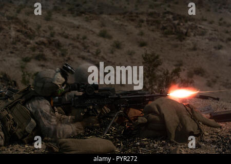 Us-Marines mit Firma A., 1.BATAILLON, 8 Marine Regiment (1/8), 2nd Marine Division, Feuer ein M240B Maschinengewehr als Teil der integrierten Übung (ITX) 1-19 in Twentynine Palms, Calif., Okt. 21, 2018. Die gross angelegte Übung ermöglicht Infanterie Einheiten ihre Fähigkeiten in einer Wüstenumgebung in Vorbereitung für mögliche Globale Möglichkeiten zu stärken. (U.S. Marine Corps Foto von Cpl. Timothy J. Lutz) Stockfoto